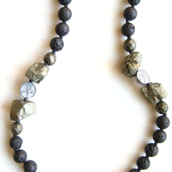 Black beaded hand knotted boho arrowhead necklace - Picture 2 of 5